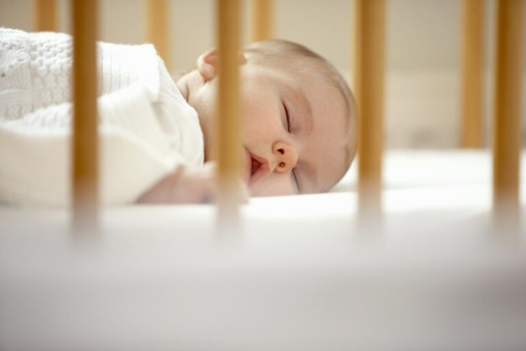 Le rituel du coucher a une importance capitale dans le processus naturel du sommeil : il permet physiquement, mentalement et mentalement de se préparer à aller dormir... Ce qui libère de la mélatonine (hormone produite par le cerveau qui régule les réveils nocturnes et favorise l’endormissement) et aide votre bébé/ enfant à faire la transition entre le jour et la nuit.